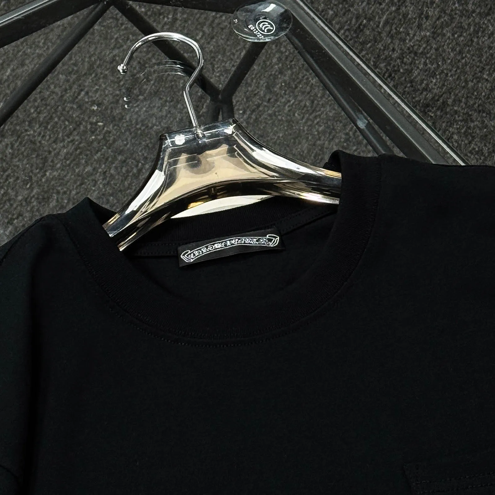 P170 Chrome Hearts 25 high-end versions. The fabric is made of 300 grams of high-density pure cotton. It does not deform or shrink. It has three labels. It is the same style for men and women. Technology: suede foaming + digital printing. Color: white, black. SIZE: S-XL.
